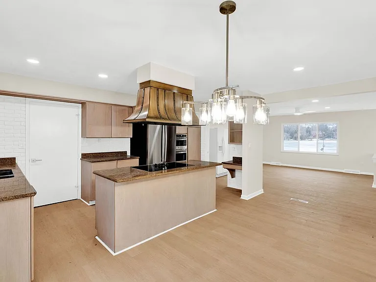 915 James K Blvd — Photo 20