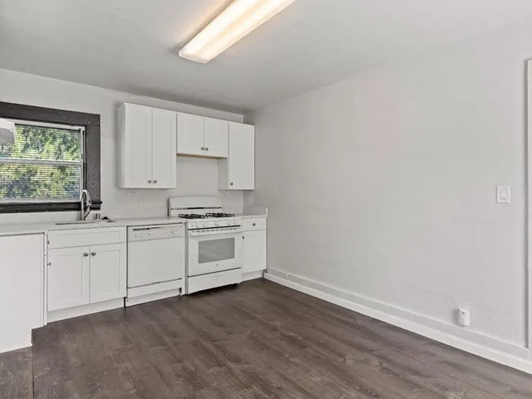 429 E Hawthorne St — Photo 4