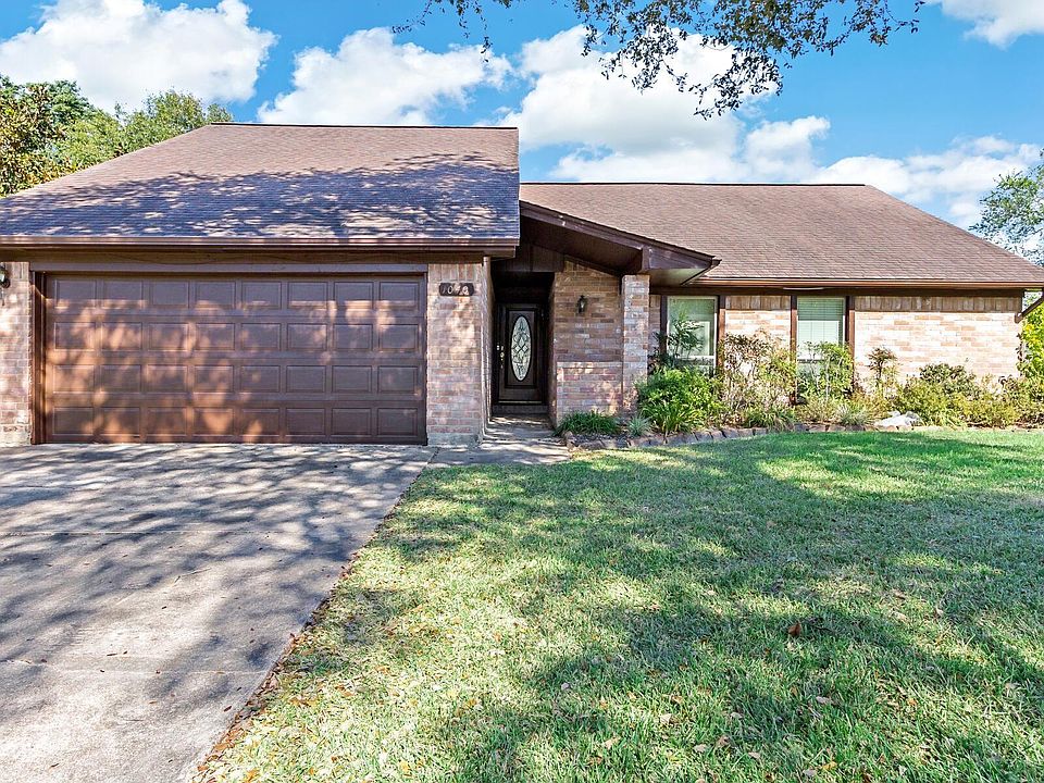 1st image of 1040 Shakespeare Dr