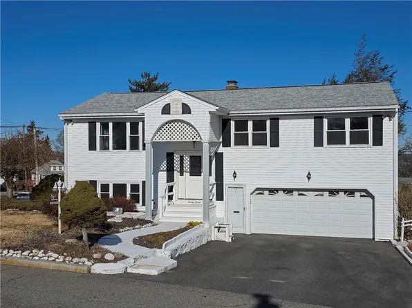 27 Aurelia Dr, Providence, RI 02909