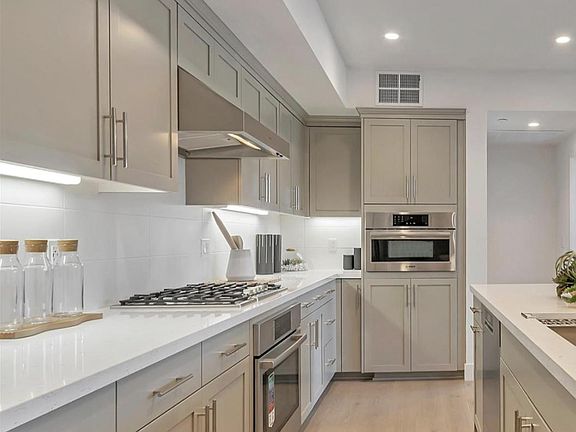 Kitchen (Brochure photo. The unit has white cabinets)