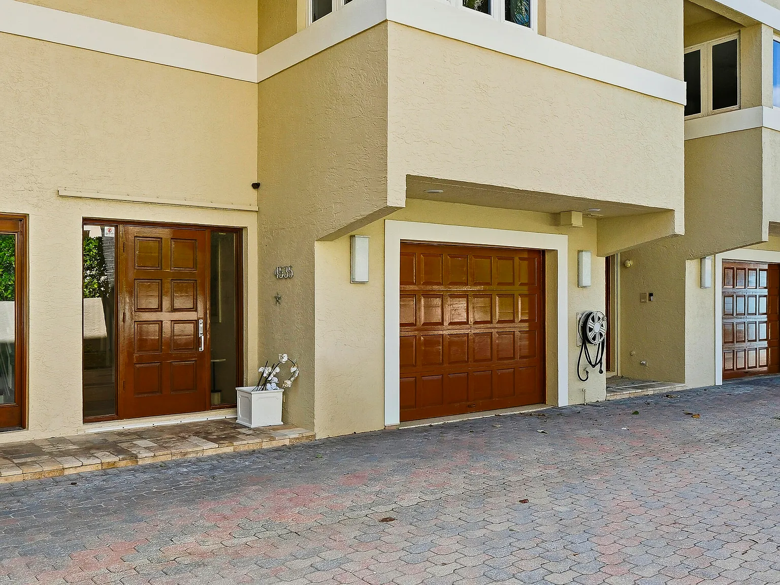 3 bed, 3.5 bath, 2536 sqft, $12,000 — Photo 3