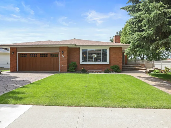 1301/1305 4th Ave E, Williston, ND 58801
