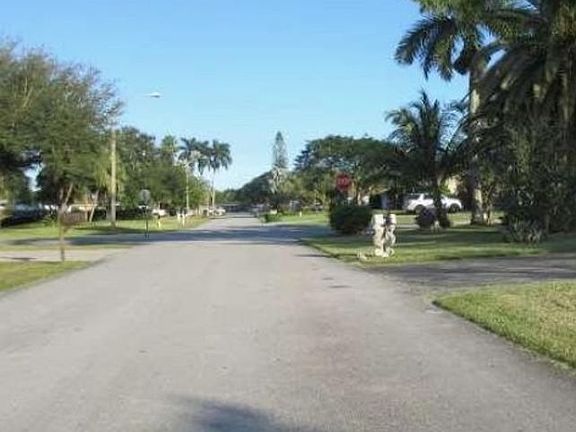 Exterior Neighborhood (street photo)