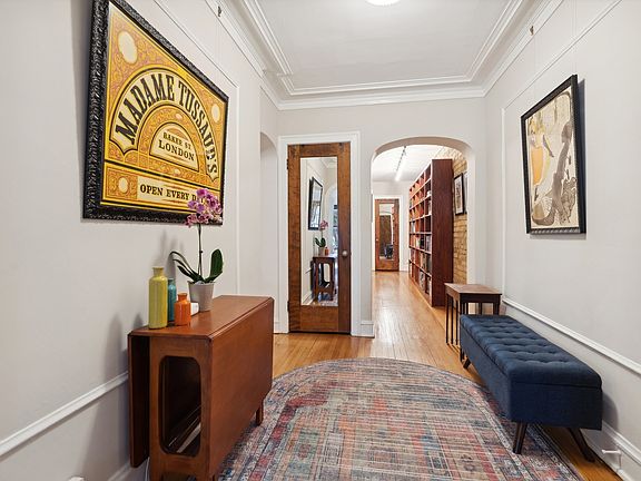 2nd image of 1518 W Thorndale Ave APT 1W