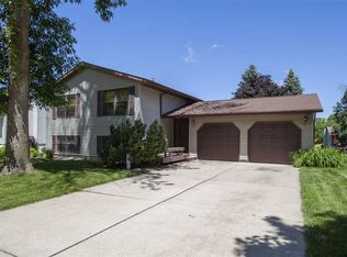 2119 Coventry Ln, Cedar Falls, IA 50613