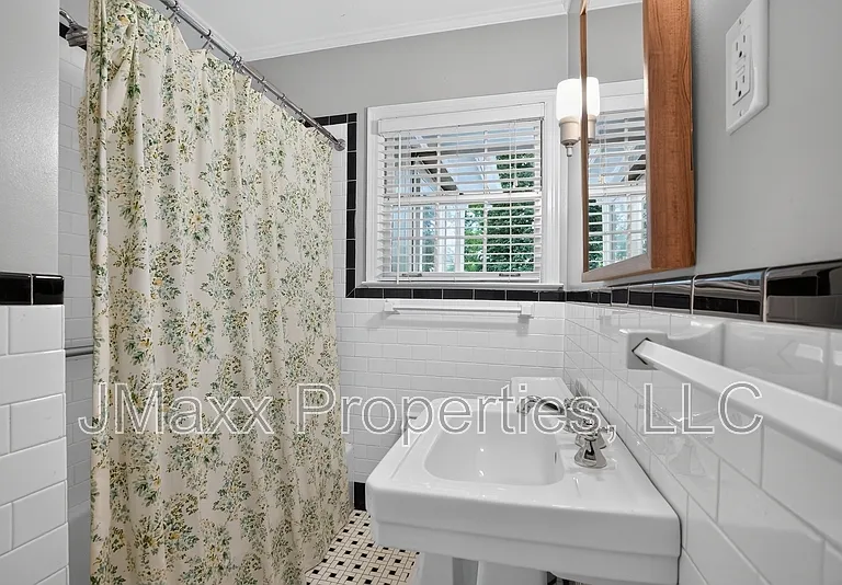 807 Cardova Dr NE — Photo 16
