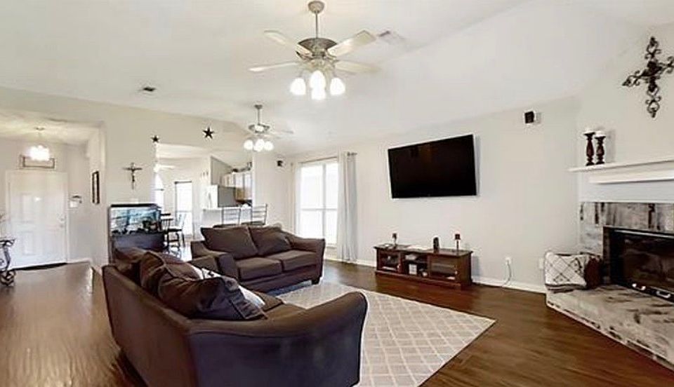 2nd image of 2732 Hidden Springs Dr
