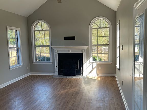 4th image of 878 Charles Pl