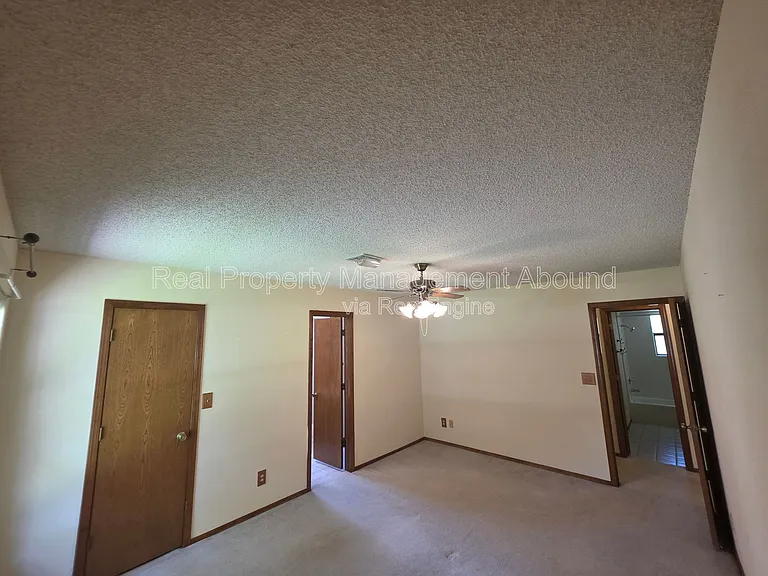 105 W Boston St — Photo 14