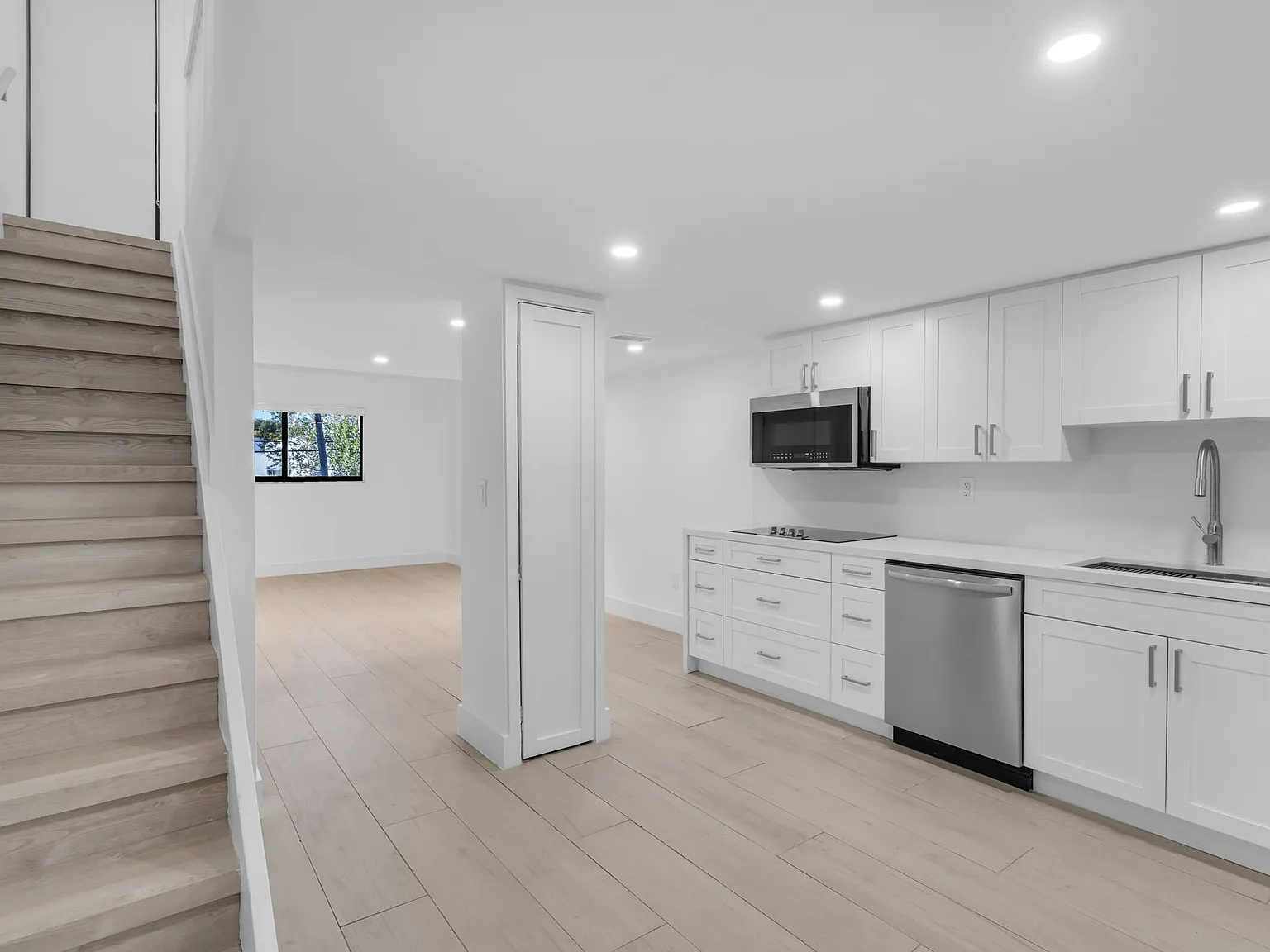 2 bed, 2.5 bath, 993 sqft, $3,800 — Photo 2