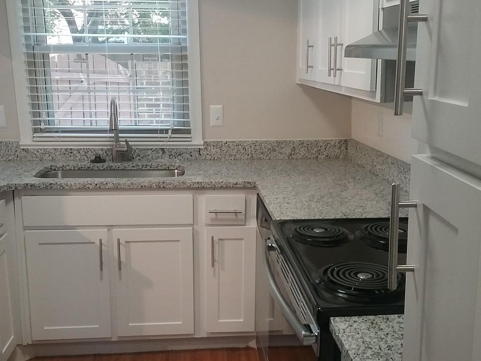 Ample Counter Space for Meal Prep!!