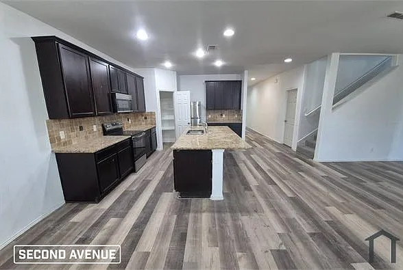 4 bed, 2800 sqft, $2,969 — Photo 2