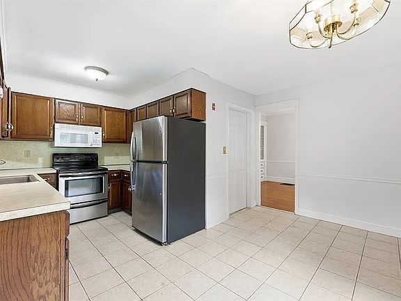 5th image of 77 Firglade Ave
