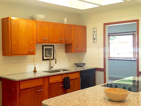 Fresh and bright with skylight, recessed lighting, breakfast