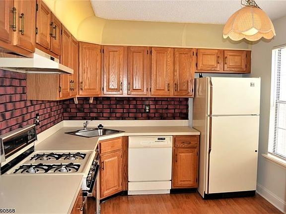 5th image of 304 Brokaw Ct #1