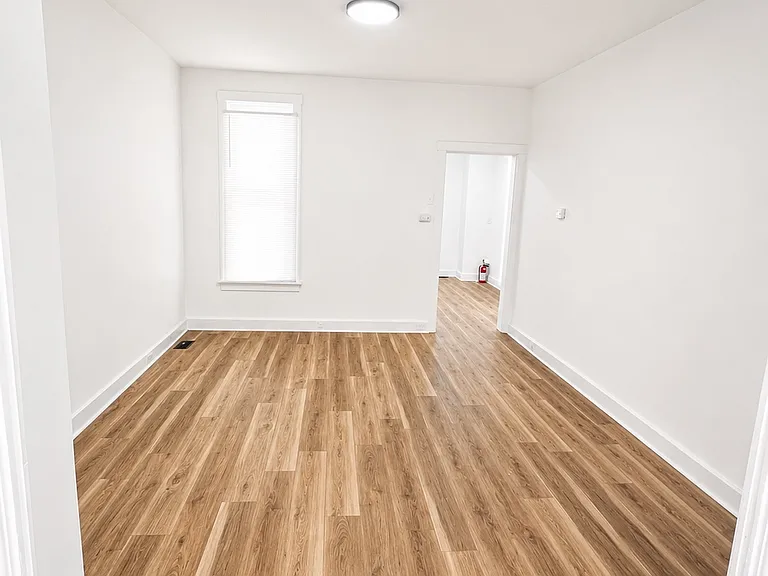 216 W Allen St — Photo 2