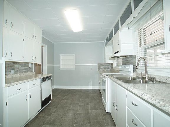 3rd image of 1113 N Woodleigh Cir