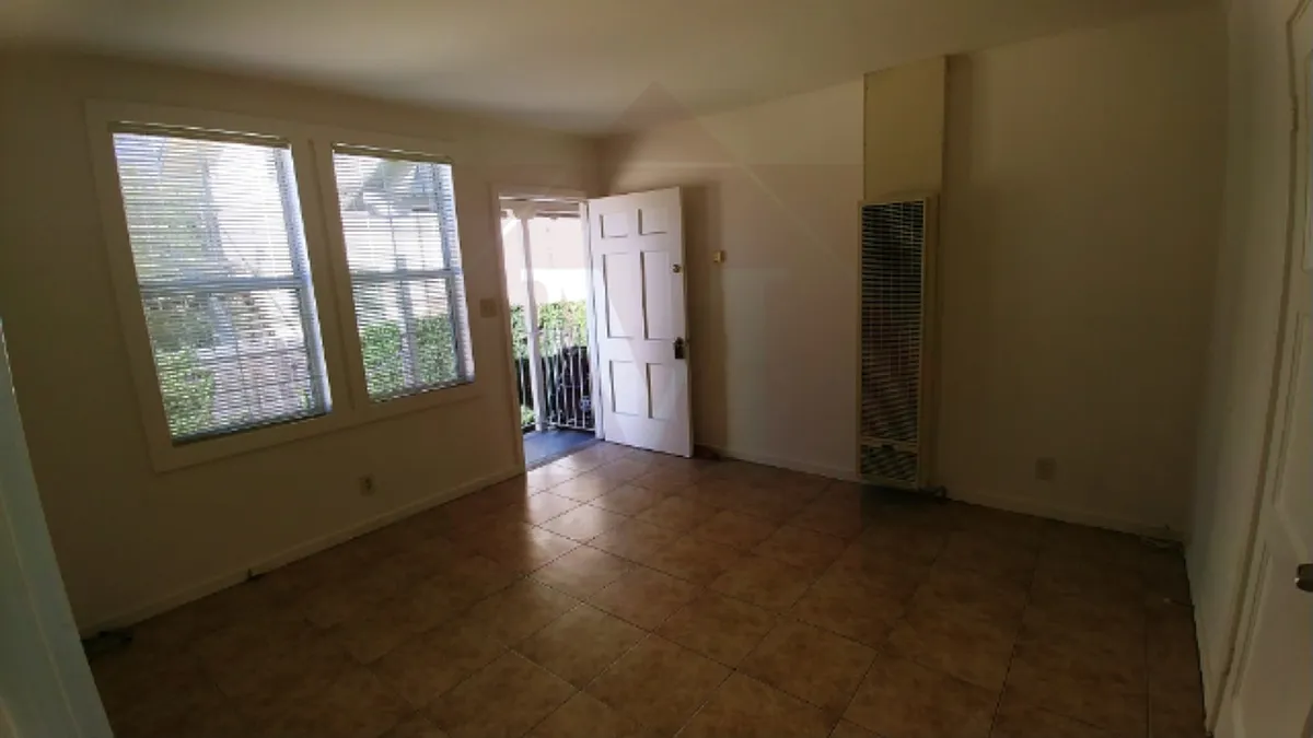 Building Photo - 2519 De La Vina St #4