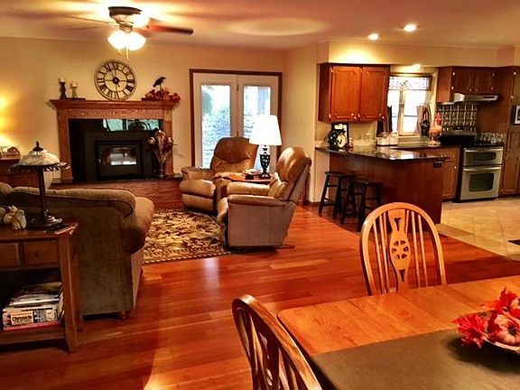 3rd image of 113 Oak Hills Dr