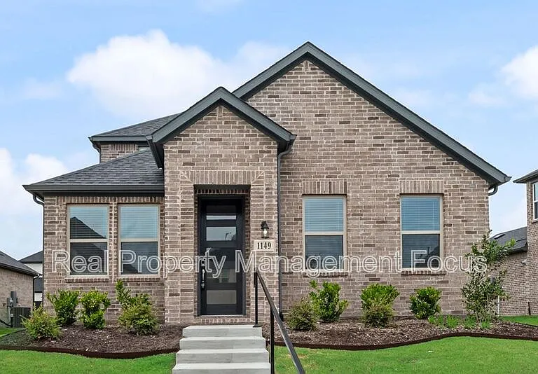 1149 Beautyberry Ln — Photo 2