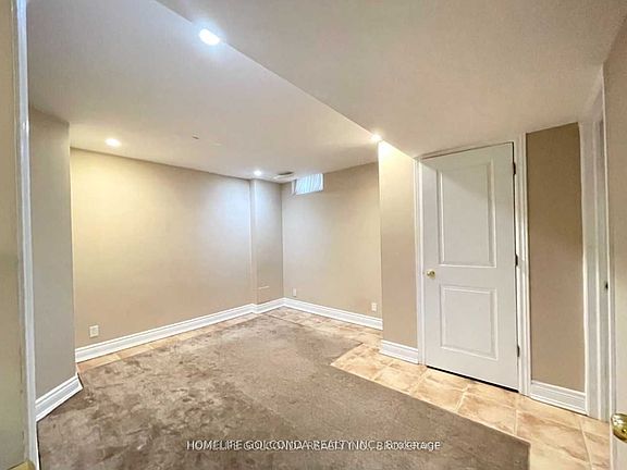 5th image of 33 Hammerstone Cres