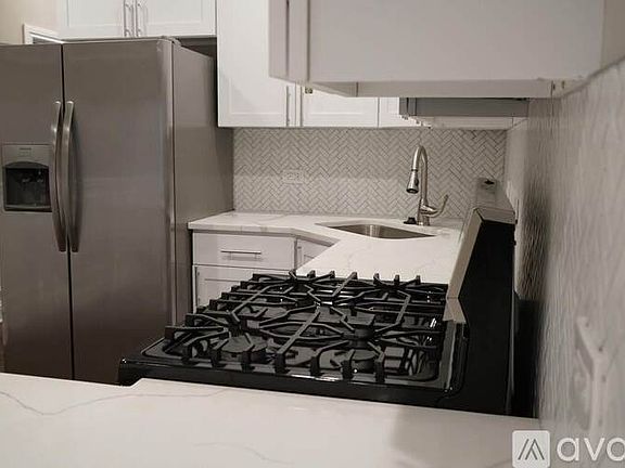 4th image of 3309 N Sacramento Ave #2