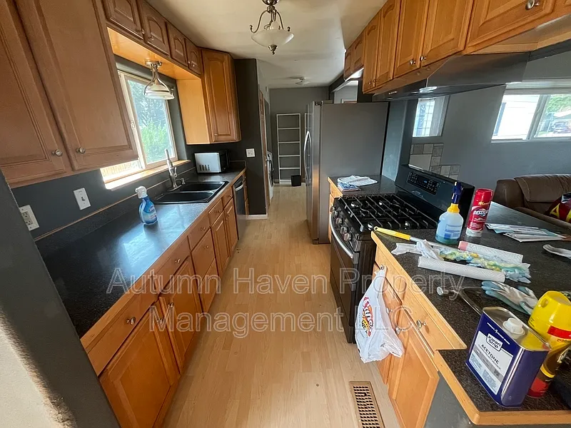 3 bed, 1.0 bath, 1140 sqft, $2,390 — Photo 3