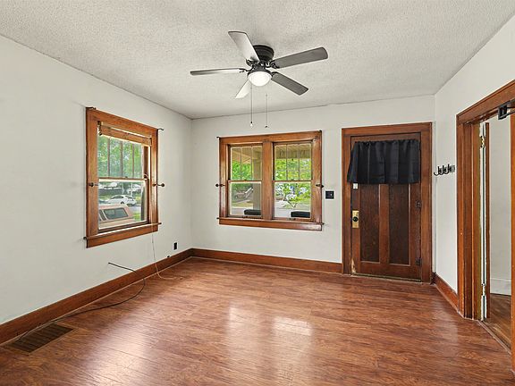 3rd image of 710 N Oak St