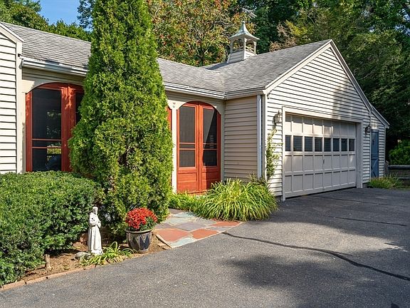 3rd image of 139 Burbank Rd