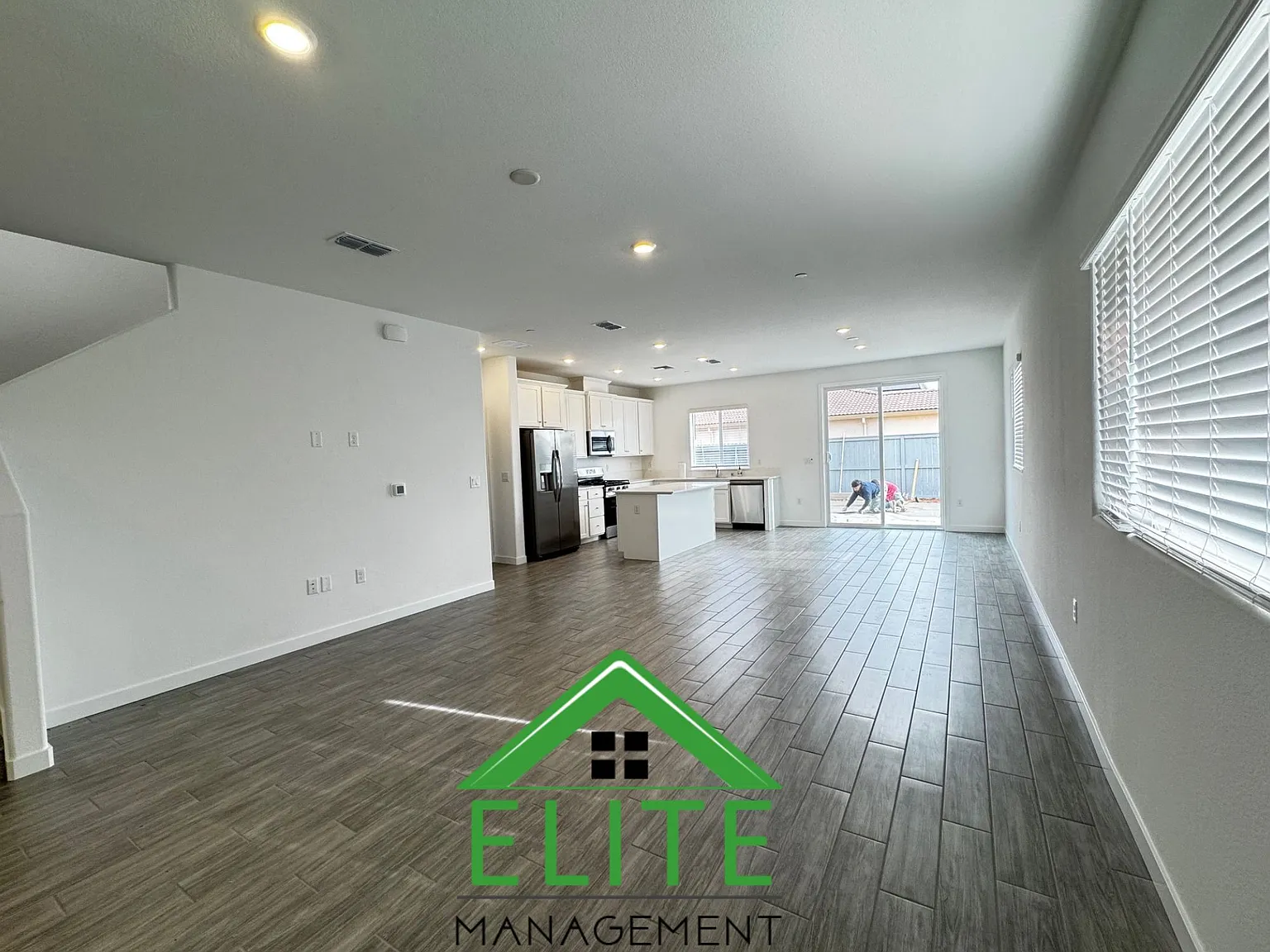 4 bed, 2500 sqft, $2,995 — Photo 3