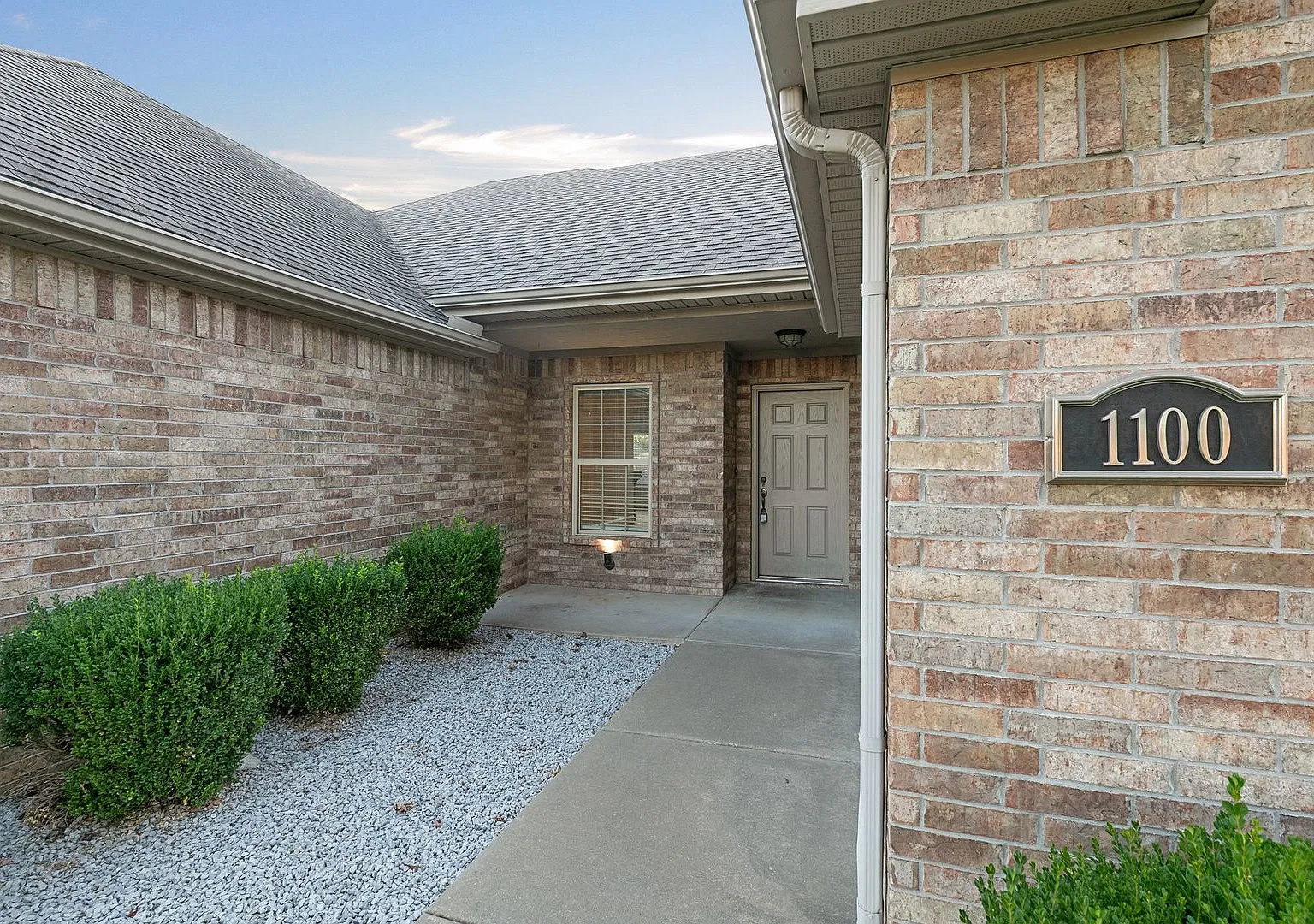 3 Bedroom, 3 Car Garage with large fenced back yard — Photo 2