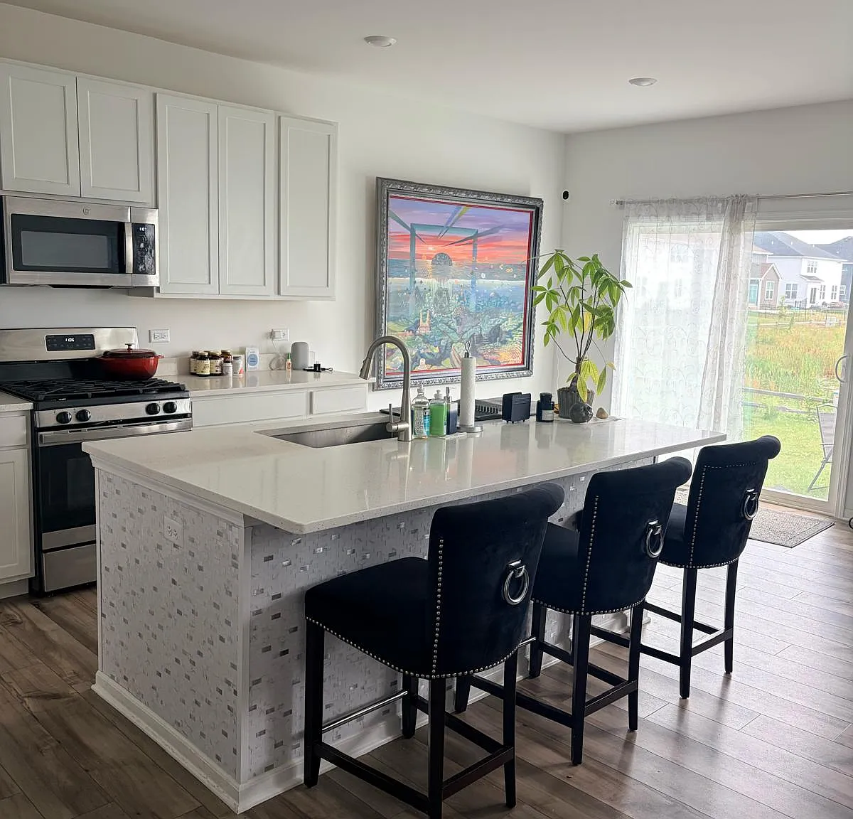 4 bed, 2.5 bath, 2292 sqft, $3,500 — Photo 3