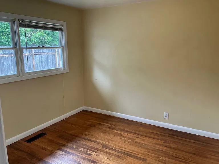 9626 N Clarendon Ave — Photo 6