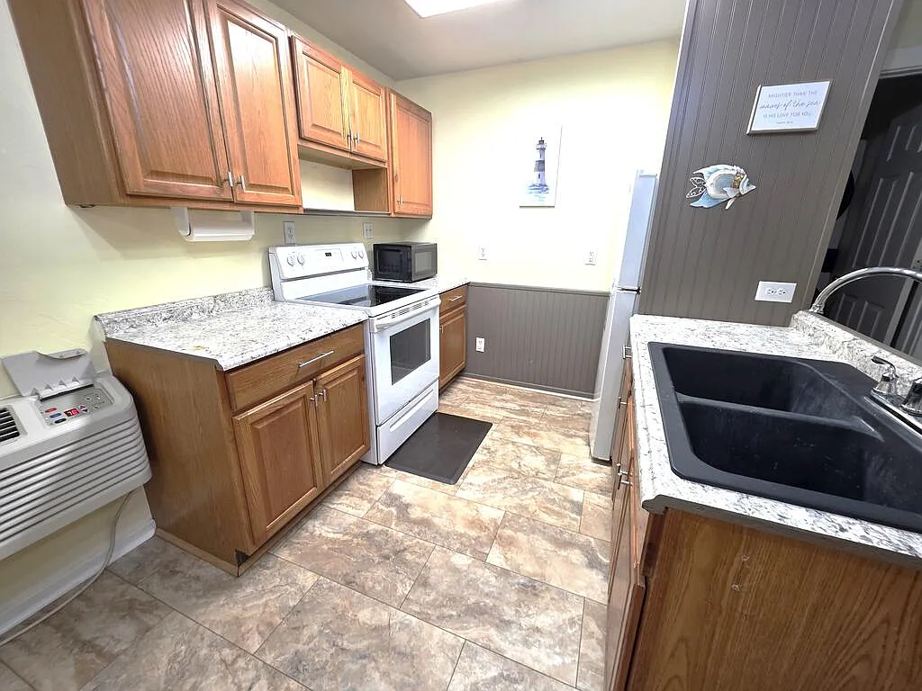 1 bed, 1.0 bath, 384 sqft, $1,050 — Photo 4