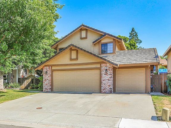 3rd image of 305 Holly Ct