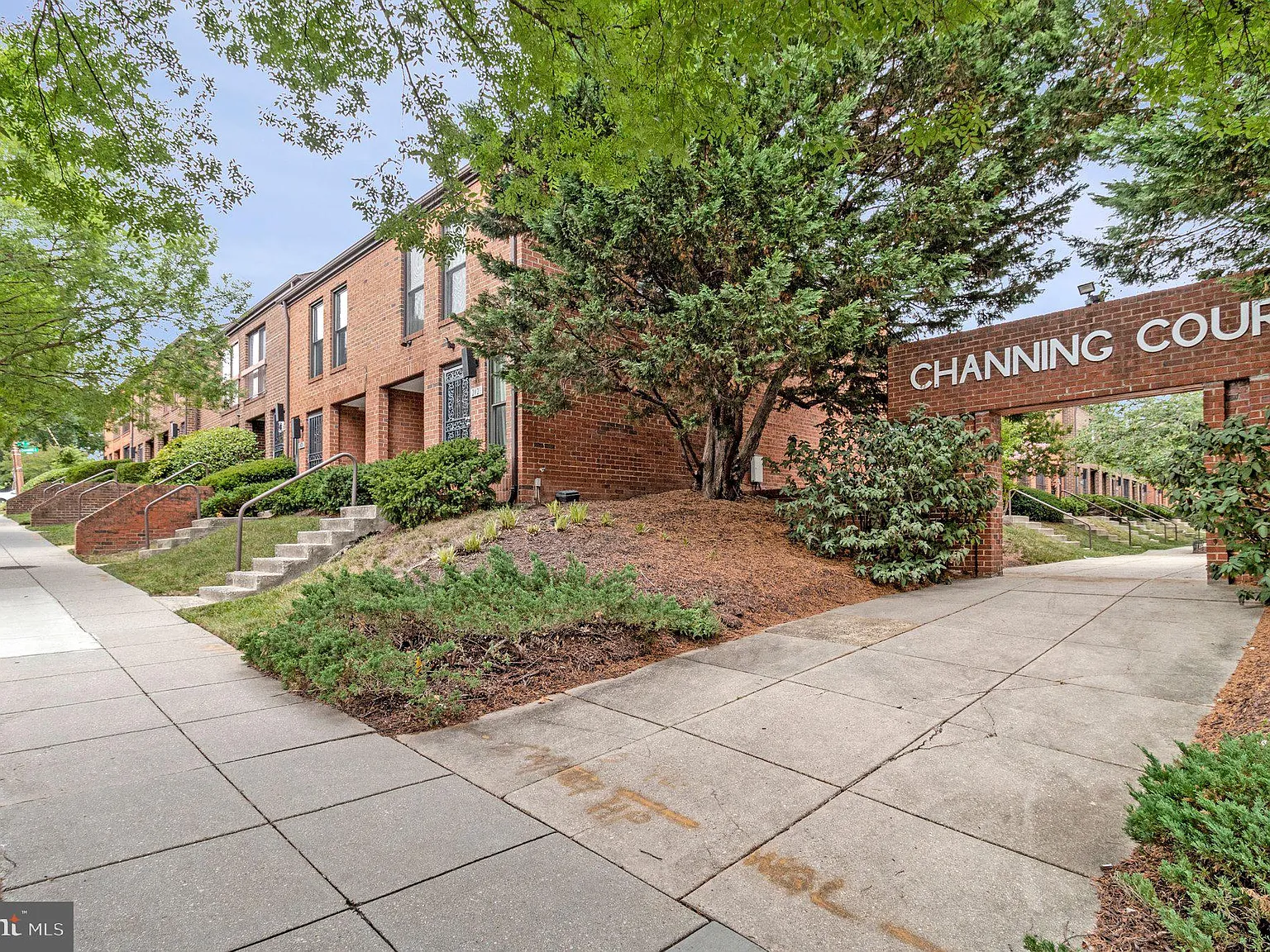 2 bed, 4.0 bath, 1161 sqft, $2,900 — Photo 2