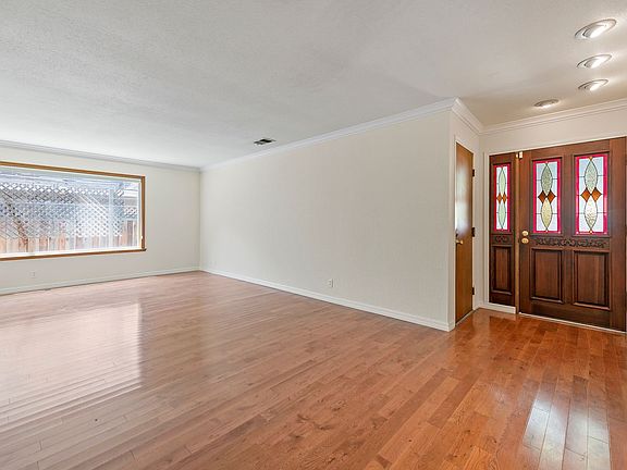 3rd image of 164 Sprucemont Pl