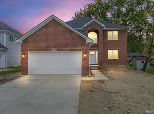 2829 Walsh Dr, Rochester, MI 48309