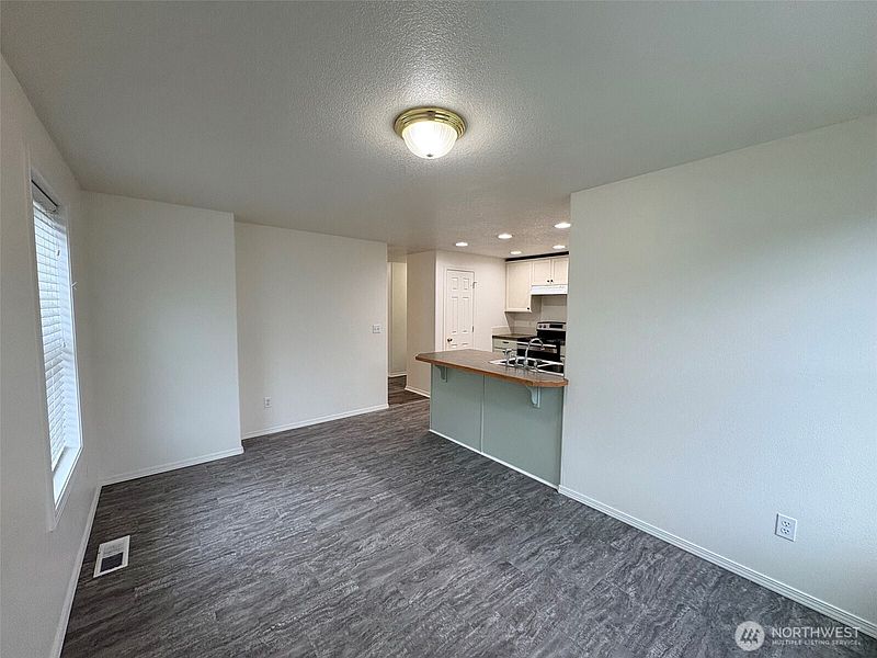 5th image of 1005 PACIFIC Avenue N