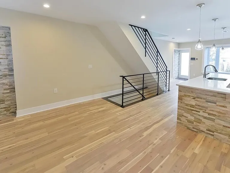 1114 Hall St — Photo 6