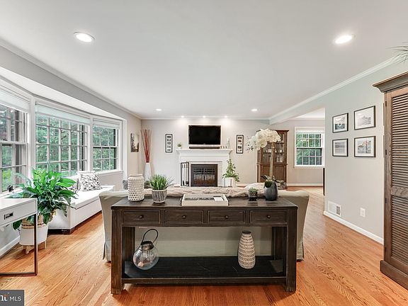 4th image of 1542 Dahlia Ct