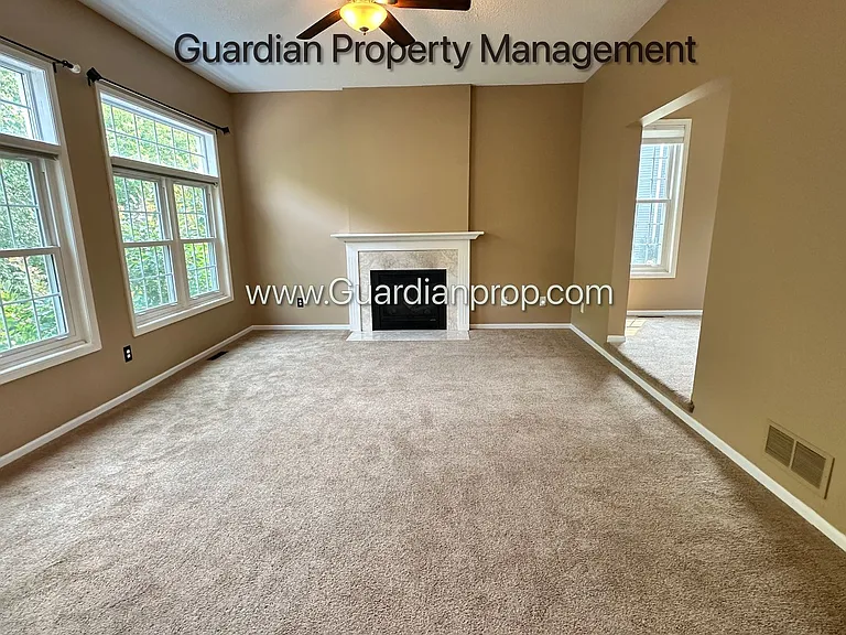 4046 Albany Cir — Photo 8
