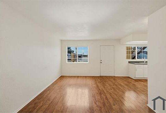 5th image of 45 N Phyllis #109