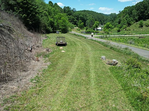 3rd image of 457 Stoneman Rd