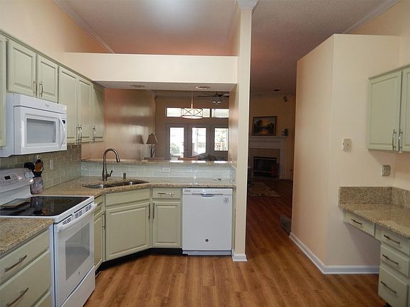 5th image of 73 Fox Valley Dr