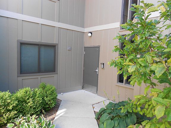 4th image of 29W440 Emerald Green Dr #25-B