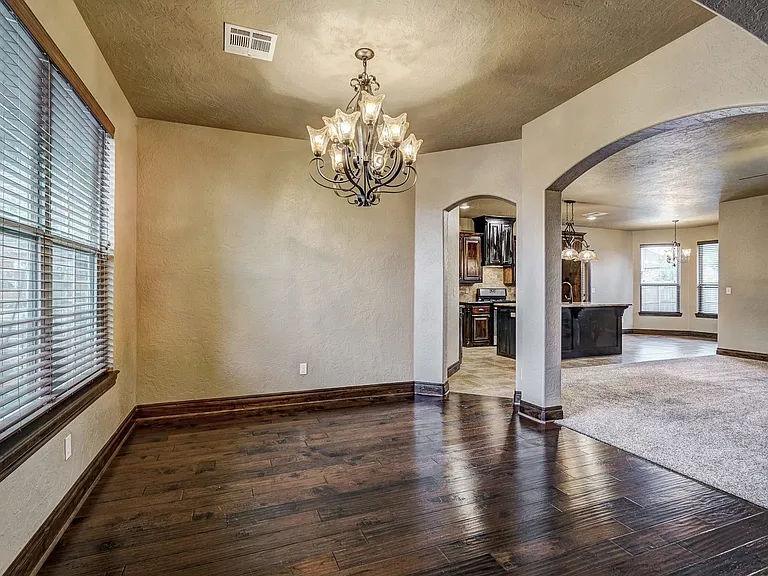 905 Samantha Ln — Photo 6