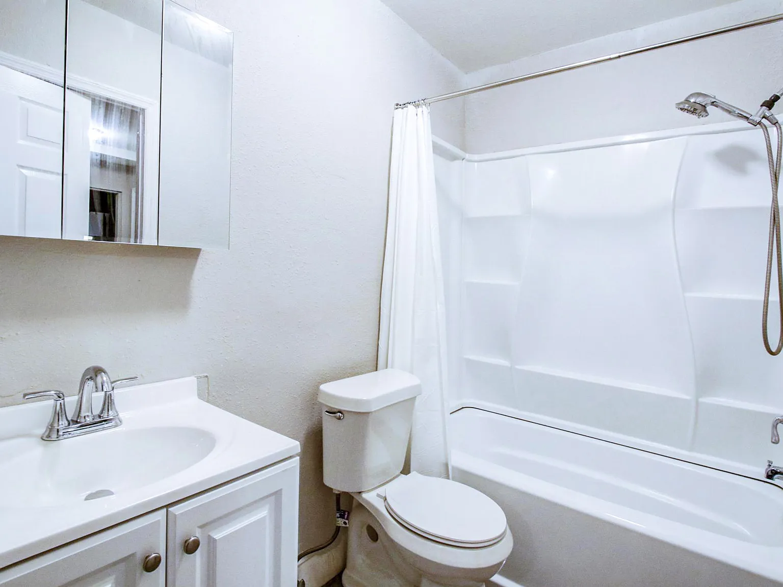 4 bed, 2.0 bath, 1384 sqft, $862 — Photo 4