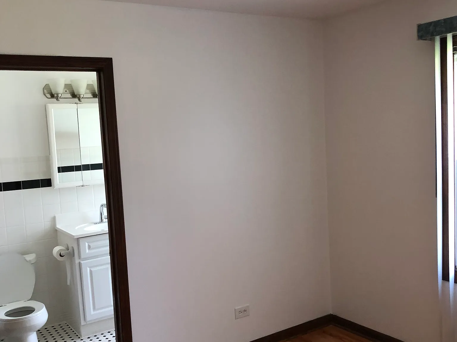 905 Grey Ave — Photo 2
